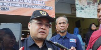 : Kepala Kantor Bea Cukai Sidoarjo, Rudy Hery Kurniawan, saat dimintai keterangan usai sidak di pasar Pandanarum, Mojokerto./bongkah.id/Karimatul Maslahah/