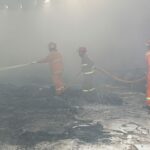 Kebakaran gudang mebel di Jember, Jumat (15/8/2025). Bongkah id/Muhammad Hatta/