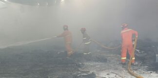 Kebakaran gudang mebel di Jember, Jumat (15/8/2025). Bongkah id/Muhammad Hatta/
