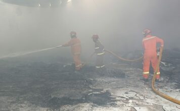 Kebakaran gudang mebel di Jember, Jumat (15/8/2025). Bongkah id/Muhammad Hatta/