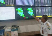 Kepala Bapenda Jombang Hartono saat menunjukkan grafik wajib pajak./bongkah.id/Karimatul Maslahah/