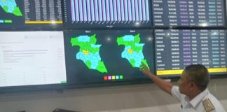 Kepala Bapenda Jombang Hartono saat menunjukkan grafik wajib pajak./bongkah.id/Karimatul Maslahah/
