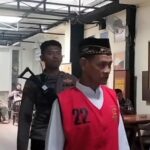 M Pensiunan PNS saat hendak memasuki ruang sidang di PN Jombang./bongkah.id/Karimatul Maslahah/