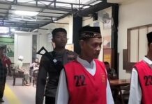 M Pensiunan PNS saat hendak memasuki ruang sidang di PN Jombang./bongkah.id/Karimatul Maslahah/