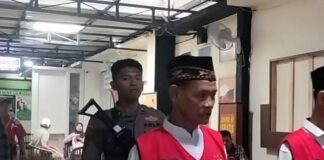 M Pensiunan PNS saat hendak memasuki ruang sidang di PN Jombang./bongkah.id/Karimatul Maslahah/
