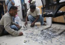 Warga saat melakukan protes kenaikan pajak di Bapenda Jombang./bongkah.id/Karimatul Maslahah/