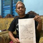 Pemerhati sejarah di Jombang, Arif Yulianto saat menunjukkan peta lama./bongkah.id/Karimatul Maslahah/