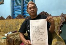 Pemerhati sejarah di Jombang, Arif Yulianto saat menunjukkan peta lama./bongkah.id/Karimatul Maslahah/