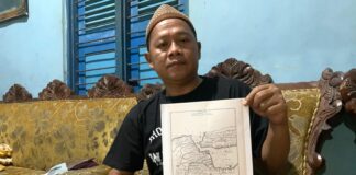 Pemerhati sejarah di Jombang, Arif Yulianto saat menunjukkan peta lama./bongkah.id/Karimatul Maslahah/
