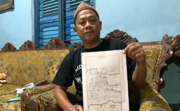 Pemerhati sejarah di Jombang, Arif Yulianto saat menunjukkan peta lama./bongkah.id/Karimatul Maslahah/