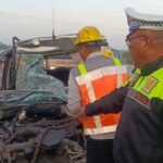 Petugas saat melakukan evakuasi usai lakalantas di tol jomo./bongkah.id/Karimatul Maslahah/
