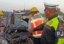Petugas saat melakukan evakuasi usai lakalantas di tol jomo./bongkah.id/Karimatul Maslahah/