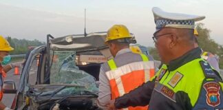 Petugas saat melakukan evakuasi usai lakalantas di tol jomo./bongkah.id/Karimatul Maslahah/