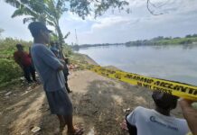 petugas saat melakukan pencarian korban di sungai Brantas./bongkah.id/Karimatul Maslahah/