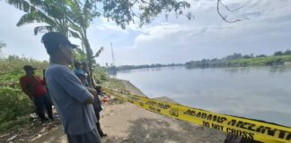 petugas saat melakukan pencarian korban di sungai Brantas./bongkah.id/Karimatul Maslahah/