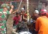 Petugas saat melakukan evakuasi pria di Jombang lompat ke sumur warga./bongkah.id/Karimatul Maslahah/