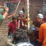 Petugas saat melakukan evakuasi pria di Jombang lompat ke sumur warga./bongkah.id/Karimatul Maslahah/