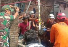 Petugas saat melakukan evakuasi pria di Jombang lompat ke sumur warga./bongkah.id/Karimatul Maslahah/