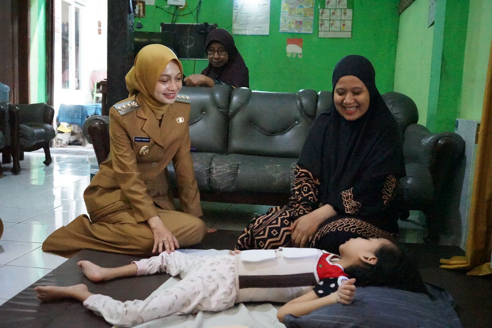Mbak Wali menegaskan bahwa Pemerintah Kota Kediri akan terus hadir mendampingi warganya, terutama kelompok rentan, 
