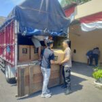 Sebanyak 45 Karton berisi 3.300 Miras Arak Bali Diamankan Polisi dan diturunkan dari Truk.