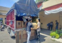 Sebanyak 45 Karton berisi 3.300 Miras Arak Bali Diamankan Polisi dan diturunkan dari Truk.