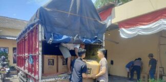 Sebanyak 45 Karton berisi 3.300 Miras Arak Bali Diamankan Polisi dan diturunkan dari Truk.