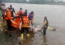 Petugas saat melakukan evakuasi korban di Sungai Brantas. /bongkah.id/Karimatul Maslahah/