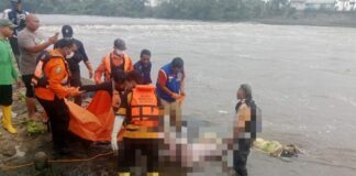 Petugas saat melakukan evakuasi korban di Sungai Brantas. /bongkah.id/Karimatul Maslahah/