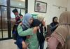Keluarga korban saat melihat jalannya persidangan di ruang Kusuma Admaja PN Jombang./bongkah.id/Karimatul Maslahah/