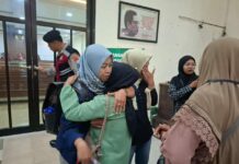 Keluarga korban saat melihat jalannya persidangan di ruang Kusuma Admaja PN Jombang./bongkah.id/Karimatul Maslahah/