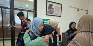 Keluarga korban saat melihat jalannya persidangan di ruang Kusuma Admaja PN Jombang./bongkah.id/Karimatul Maslahah/