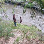 petugas saat melakukan pencarian di sungai pait, Jombang./bongkah.id/Karimatul Maslahah/