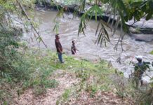 petugas saat melakukan pencarian di sungai pait, Jombang./bongkah.id/Karimatul Maslahah/