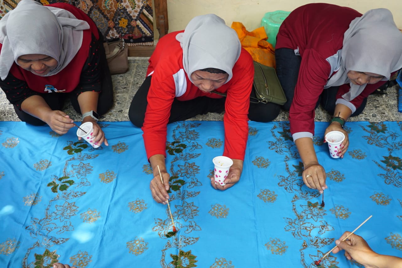1000968014 IRT Mojotrisno Jombang saat mengikuti pelatihan di Rumah Berkah Mojo Batik Jombang./bongkah.id/Karimatul Maslahah/
