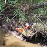 Petugas saat melakukan evakuasi jasad ARS di sungai pait Jombang./bongkah.id/Karimatul Maslahah/