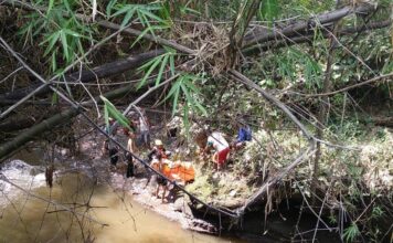 Petugas saat melakukan evakuasi jasad ARS di sungai pait Jombang./bongkah.id/Karimatul Maslahah/