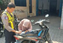 Polisi saat melakukan razia hunting system di Jombang./bongkah.id/Karimatul Maslahah/