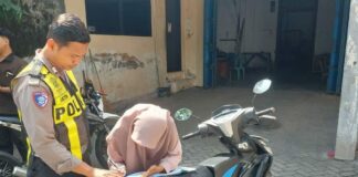 Polisi saat melakukan razia hunting system di Jombang./bongkah.id/Karimatul Maslahah/