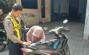 Polisi saat melakukan razia hunting system di Jombang./bongkah.id/Karimatul Maslahah/