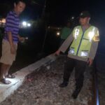 Petugas saat melakukan evakuasi korban lansia tertabrak KA di Jombang./bongkah.id/Karimatul Maslahah/