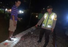 Petugas saat melakukan evakuasi korban lansia tertabrak KA di Jombang./bongkah.id/Karimatul Maslahah/