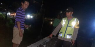 Petugas saat melakukan evakuasi korban lansia tertabrak KA di Jombang./bongkah.id/Karimatul Maslahah/