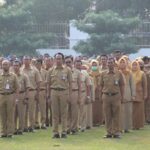 Pejabat saat upacara di lapangan pemkab Jombang./bongkah.id/Karimatul Maslahah/