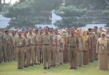 Pejabat saat upacara di lapangan pemkab Jombang./bongkah.id/Karimatul Maslahah/