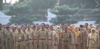 Pejabat saat upacara di lapangan pemkab Jombang./bongkah.id/Karimatul Maslahah/