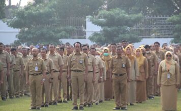 Pejabat saat upacara di lapangan pemkab Jombang./bongkah.id/Karimatul Maslahah/