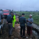 Polisi saat olah TKP bayi tenggelam di saluran air Jember.