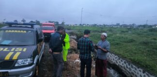 Polisi saat olah TKP bayi tenggelam di saluran air Jember.
