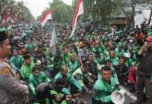 Ribuan Ojol saat melakukan aksi di depan Mapolres Jombang./bongkah.id/Karimatul Maslahah/