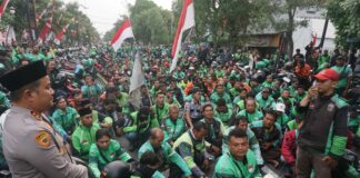 Ribuan Ojol saat melakukan aksi di depan Mapolres Jombang./bongkah.id/Karimatul Maslahah/